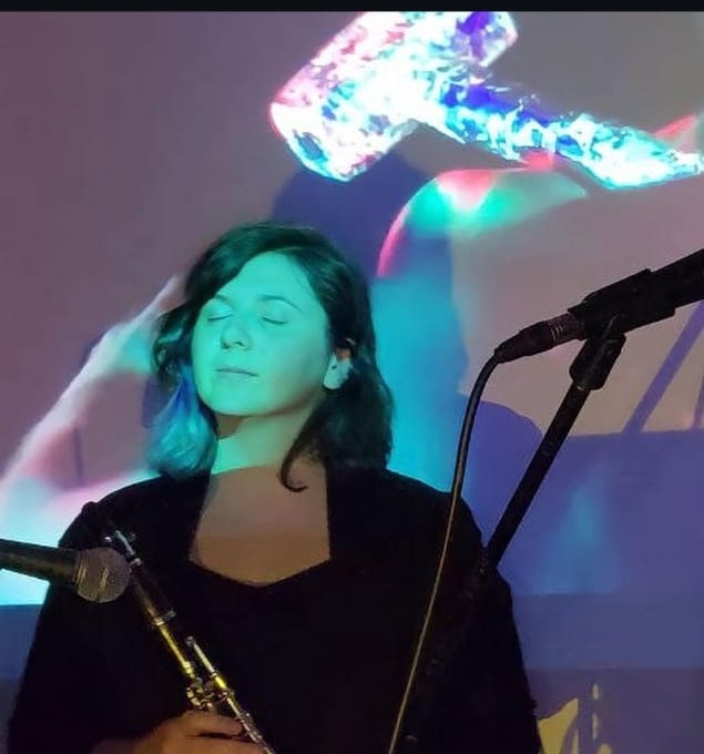 Miray Eslek sahne performansı