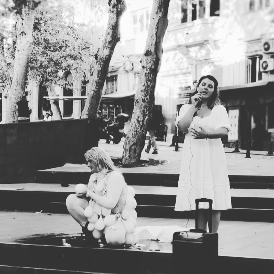 Miray Eslek sokak performansında